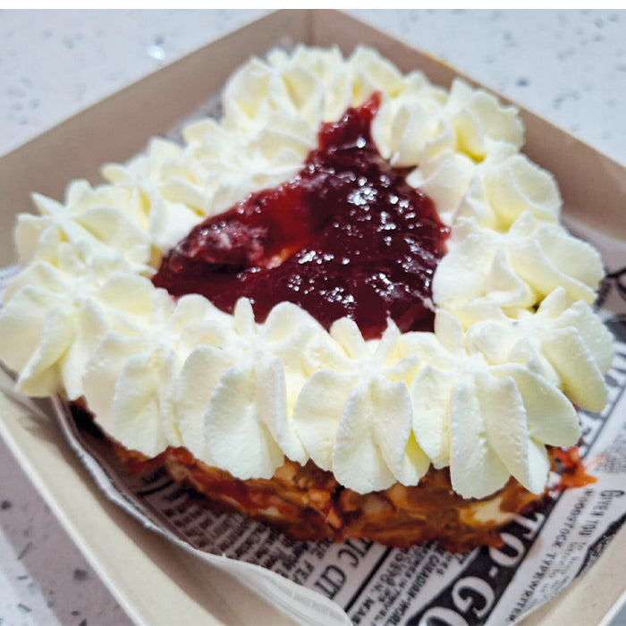 Torta hojarascas individual corazón manjar -mermelada de frambuesas