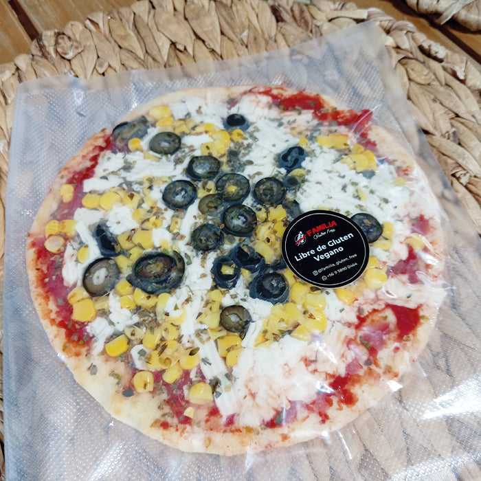 Pizza mozzarella choclo aceitunas vegana