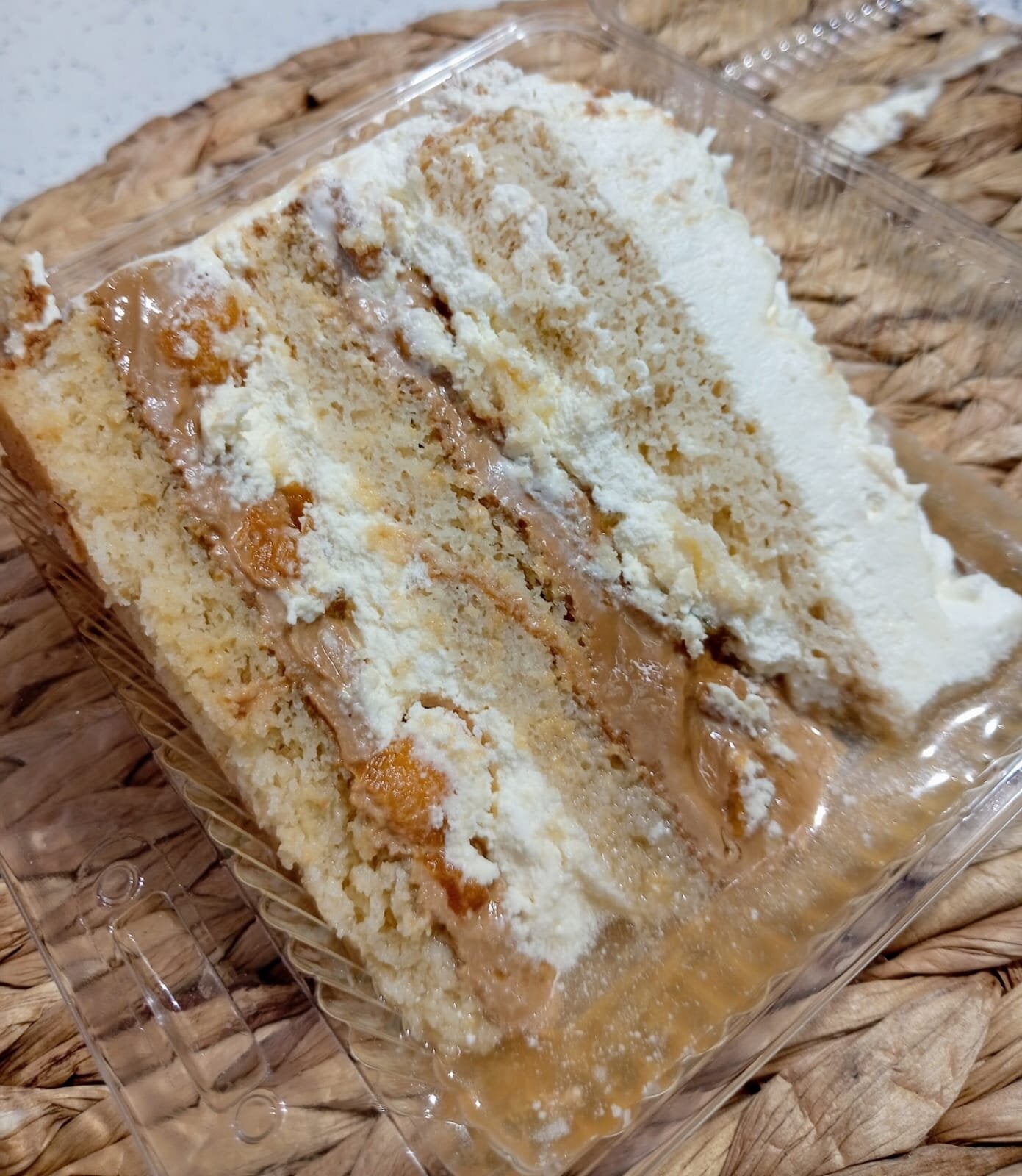 Trozo de torta crema durazno manjar