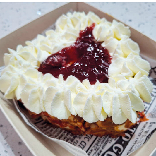 Torta hojarascas individual corazón manjar -mermelada de frambuesas
