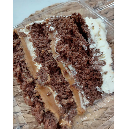 Trozo de torta tipo brownie manjar