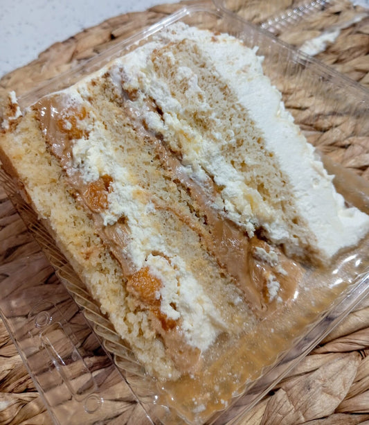 Trozo de torta crema durazno manjar